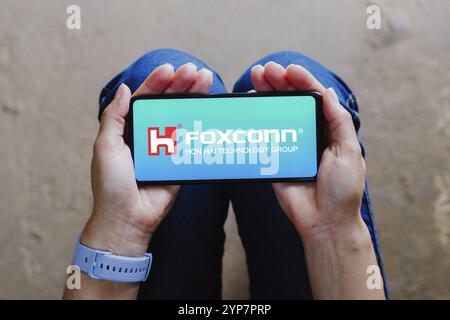 Dans cette illustration photo, le logo Hon Hai Precision Industry (Foxconn) vu affiché sur un smartphone Banque D'Images