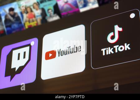 Dans cette illustration photo, le logo Twitch, YouTube et TikTok est affiché sur un écran de télévision Banque D'Images