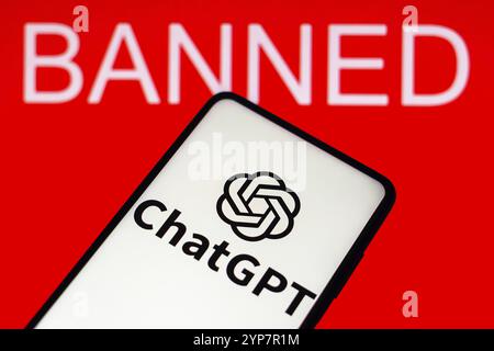 Dans cette illustration photo, le logo ChatGPT est affiché sur un smartphone et le texte interdit sur le fond rouge Banque D'Images
