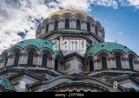 Majestic Heights : Cathédrale Alexander Nevsky sous un ciel nuageux Banque D'Images