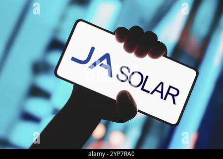 Dans cette illustration photo, le logo de JA Solar Holdings est affiché sur un écran de smartphone Banque D'Images