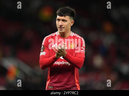 Lisandro Martinez, du Manchester United, applaudit les supporters après le match par étapes de l'UEFA Europa League à Old Trafford, Manchester. Date de la photo : jeudi 28 novembre 2024. Banque D'Images