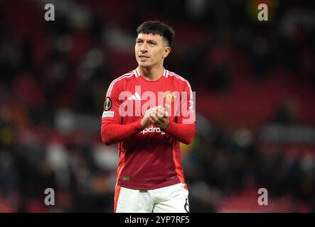 Lisandro Martinez, du Manchester United, applaudit les supporters après le match par étapes de l'UEFA Europa League à Old Trafford, Manchester. Date de la photo : jeudi 28 novembre 2024. Banque D'Images