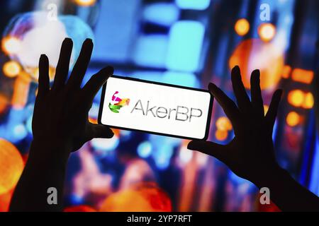 Dans cette illustration, le logo Aker BP ASA apparaît sur un smartphone Banque D'Images