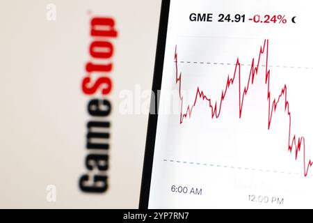 Dans cette illustration photo, les informations boursières vues sur un smartphone avec un logo GameStop en arrière-plan Banque D'Images