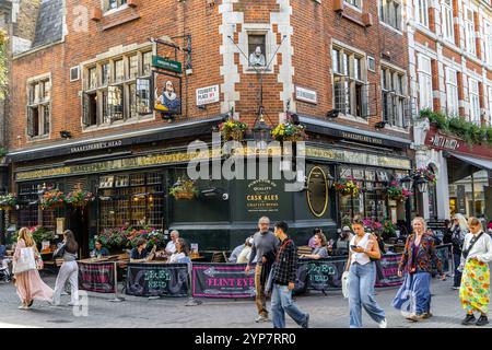 Londres, Royaume-Uni- 19 septembre 2024 : vie urbaine animée au Shakespeares Head Pub les clients dégustant des boissons au pub anglais traditionnel de Soho Londres. Banque D'Images