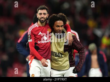 Bruno Fernandes et Joshua Zirkzee de Manchester United réagissent après le match d'étape de l'UEFA Europa League à Old Trafford, Manchester. Date de la photo : jeudi 28 novembre 2024. Banque D'Images