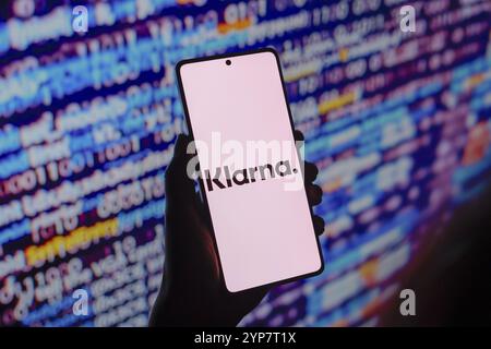 Dans cette illustration photo, le logo Klarna Bank AB est affiché sur un écran de smartphone Banque D'Images