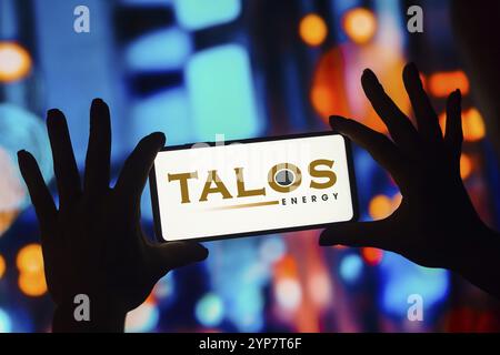Dans cette illustration photo, le logo Talos Energy est affiché sur l'écran d'un smartphone Banque D'Images