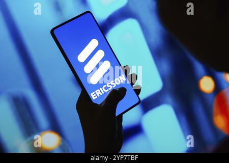 Sur cette photo, le logo Ericsson est affiché sur l'écran d'un smartphone Banque D'Images