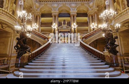 PARIS, FRANCE, 14 MARS 2017 : Grand escalier et détails architecturaux du palais Garnier, Opéra de Paris, 14 mars 2017 à Paris, France, Europe Banque D'Images