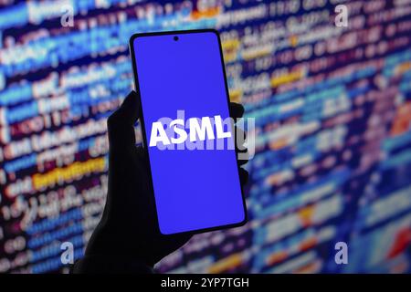 Dans cette illustration photo, le logo ASML Holding est affiché sur l'écran d'un smartphone Banque D'Images