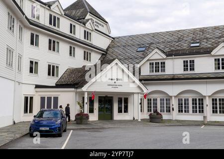 Village d'Eidfjord en Norvège et l'hôtel Voringfoss qui offre des chambres avec vue sur le fjord, Norvège, Europe, 2024, anciennement le Quality Hotel Banque D'Images