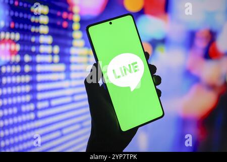 Dans cette illustration photo, le logo Line Corporation est affiché sur l'écran d'un téléphone intelligent Banque D'Images