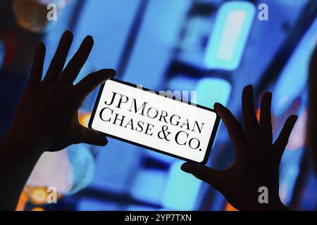 Dans cette illustration photo, le logo JPMorgan Chase est affiché sur un écran de smartphone Banque D'Images