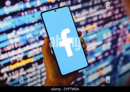 Dans cette illustration photo, le logo Facebook est affiché sur l'écran d'un smartphone Banque D'Images