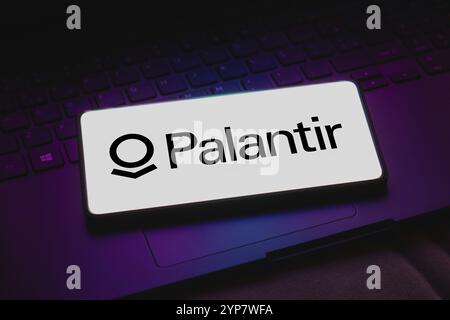 Dans cette illustration photo, le logo Palantir technologies est affiché sur l'écran d'un smartphone Banque D'Images