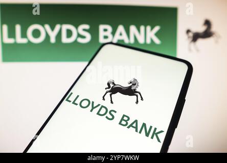 Dans cette illustration photo, le logo de la Lloyds Bank est affiché sur un smartphone Banque D'Images