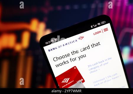 Dans cette illustration photo, le logo Bank of America est affiché sur le site Web sur l'écran du smartphone Banque D'Images
