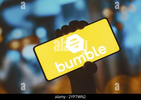 Dans cette illustration photo, le logo Bumble est affiché sur l'écran d'un smartphone Banque D'Images