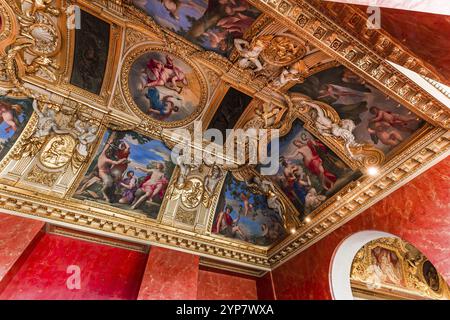 PARIS, FRANCE, 13 MARS 2017 : détails architecturaux des appartements d'Anne d'Autriche, 13 mars 2017, à Paris, France, Europe Banque D'Images