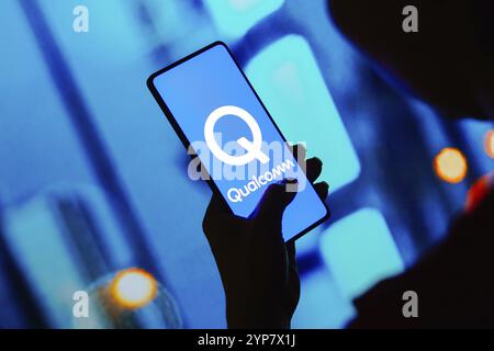 Dans cette illustration photo, le logo Qualcomm est affiché sur l'écran d'un smartphone Banque D'Images