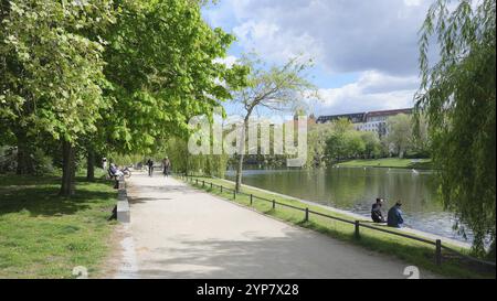 Berlin, Allemagne, 17 avril 2024, scène côtière avec vue sur l'Urbanhafen au printemps vers Planufer, Europe Banque D'Images