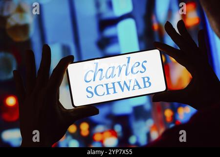 Dans cette illustration photo, le logo Charles Schwab est affiché sur un écran de smartphone Banque D'Images