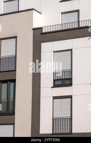 Façade de maison moderne avec fenêtres et stores Banque D'Images