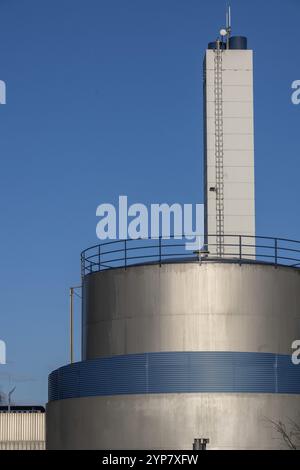 Grand réservoir en métal en aluminium au soleil Banque D'Images