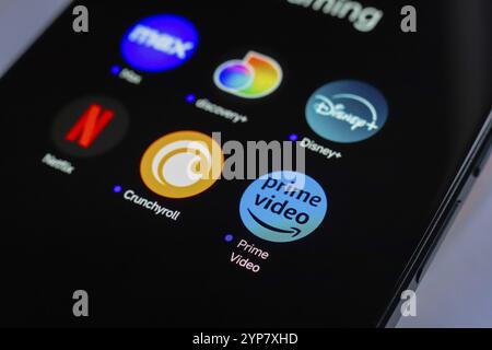 Dans cette illustration photo, les logos des applications de streaming vidéo Max, Discovery plus, Disney plus, Netflix, Crunchyroll et Prime Video sont affichés Banque D'Images