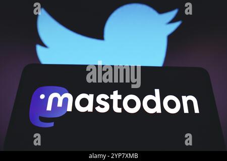 Dans cette illustration photo, la plate-forme de médias sociaux, logo Mastodon vu affiché sur un smartphone avec le logo Twitter en arrière-plan Banque D'Images