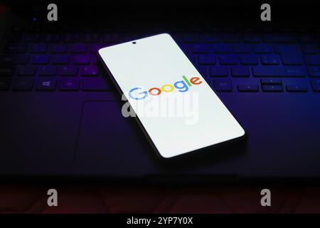 Dans cette illustration photo, le logo Google est affiché sur l'écran d'un smartphone Banque D'Images