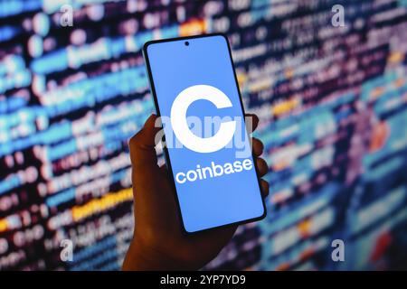Dans cette illustration photo, le logo Coinbase est affiché sur l'écran d'un smartphone Banque D'Images
