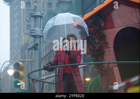 New York, États-Unis. 28 novembre 2024. NEW YORK, NEW YORK - NOVEMBRE 28 : Rachel Platten chevauche le Chevalier des pâtes par le char fait maison de Rao lors de la parade annuelle du jour de Thanksgiving de Macy le 28 novembre 2024 à New York. Crédit : Ron Adar/Alamy Live News Banque D'Images