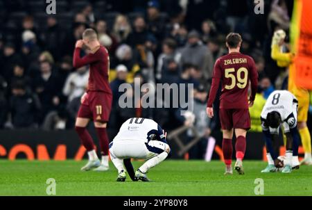 Londres, Royaume-Uni. 28 octobre 2024. James Maddison (Spurs, 10 ans) est sur ses bras à la fin du match lors du Tottenham Hotspur V AS Roma UEFA Europa Conference League Matchday 4 au Tottenham Hotspur Stadium de Londres. Cette image est RÉSERVÉE à UN USAGE ÉDITORIAL. Licence requise de Football DataCo pour toute autre utilisation. Crédit : MARTIN DALTON/Alamy Live News Banque D'Images