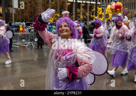 New York, États-Unis. 28 novembre 2024. Les participants assistent à la parade du jour de Thanksgiving de 2024 à New York, aux États-Unis, le 28 novembre 2024. Le défilé du jour de Thanksgiving de Macy a attiré un grand nombre de New-Yorkais et de visiteurs de loin jeudi matin malgré des précipitations continues. Crédit : Michael Nagle/Xinhua/Alamy Live News Banque D'Images