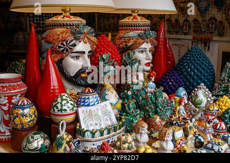 Ceramic SICILIAN MOOR’S HEADS ou teste di Moro autour de la ville de Taormina, Sicile. Moor’s Heads utilisé comme élément décoratif dans les maisons et balcons Banque D'Images