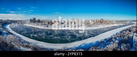 Une ville traversée par une rivière. La rivière est gelée et la ville est couverte de neige Banque D'Images