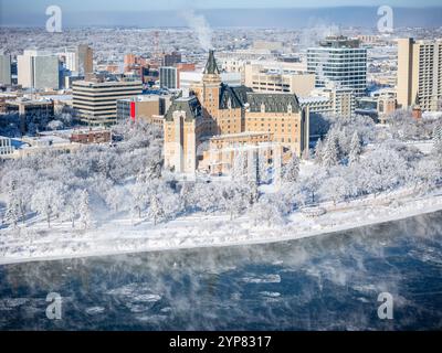 Une ville avec un grand bâtiment au milieu et une rivière en arrière-plan. La ville est couverte de neige Banque D'Images