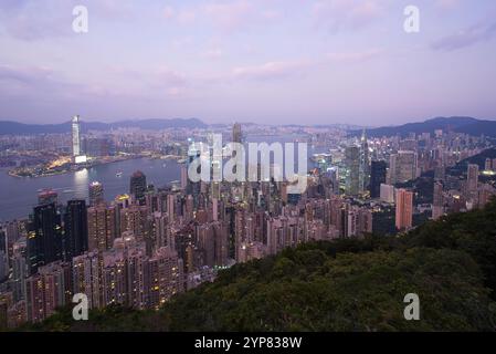 Horizon de Hong Kong pendant le coucher du soleil, vue grand angle de toute l'horizon d'en haut. Hong Kong - 22 octobre 2024 Banque D'Images