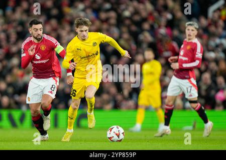 Manchester, Royaume-Uni 20241128. Bruno Fernandes de Manchester United et Håkon Evjen de Bodo/Glimt lors du match de football en Europa League entre Manchester United et Bodø/Glimt à Old Trafford. Photo : Fredrik Varfjell / NTB Banque D'Images