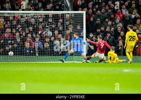 Manchester, Royaume-Uni 20241128. Nikita Haikin, gardien de Bodo/Glimt, et Rasmus Hojlund, de Manchester United, dans la seconde moitié du match de football en Europa League entre Manchester United et Bodø/Glimt à Old Trafford. Photo : Fredrik Varfjell / NTB Banque D'Images