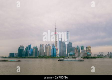 Shanghai, Chine - 30 décembre 2022 : vue grand angle du Bund sur le quartier des affaires de Pudong à Shanghai, Chine Banque D'Images