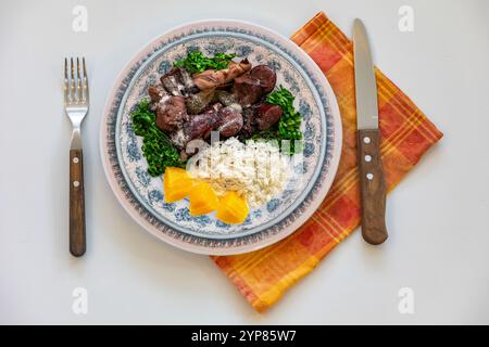 La meilleure et la plus traditionnelle vue de dessus de feijoada brésilienne dans la photographie créative et originale Banque D'Images