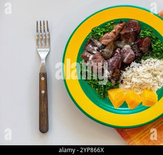 La meilleure et la plus traditionnelle vue de dessus de feijoada brésilienne dans la photographie créative et originale Banque D'Images