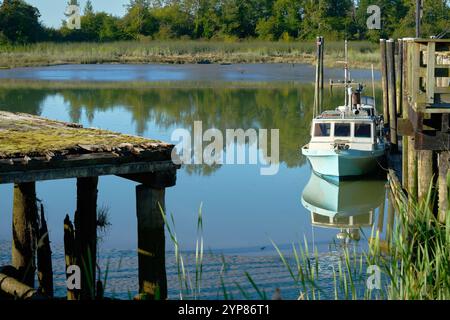 London Landing Rustic Dock. Commercial Fishboat attaché au quai de London Landing dans le port de Steveston à marée basse. Banque D'Images