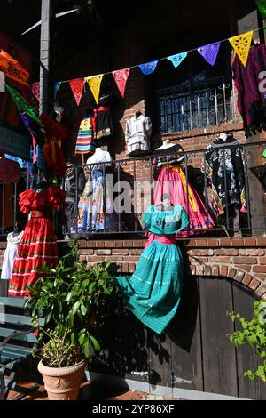 LOS ANGELES, CALIFORNIE - 18 nov 2024 : robes mexicaines traditionnelles et accessoires exposés à Olvera Street. Banque D'Images