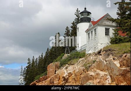 Phare de Bass Harbor sur la falaise, Acadia National Park, Maine Banque D'Images