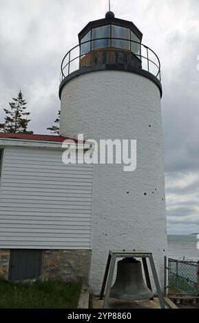 La cloche et le phare vertical - Bass Harbor Head Light Station, Acadia National Park, Maine Banque D'Images